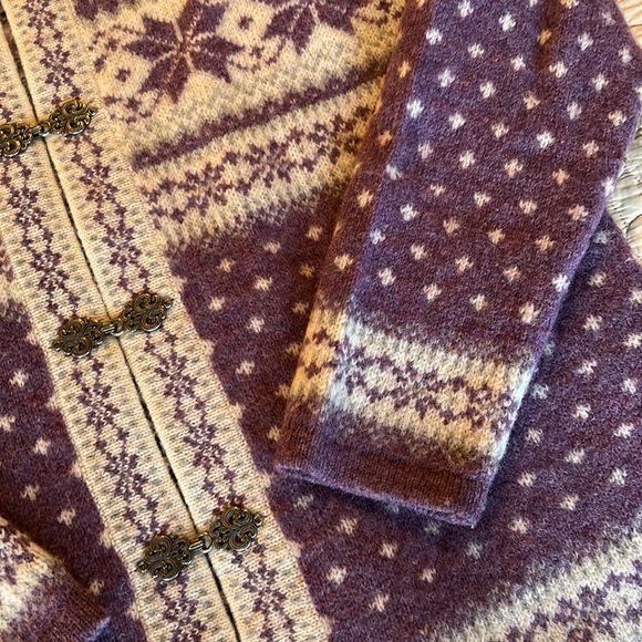 Beautiful 100% Wool Sweater - Picture 4 of 16